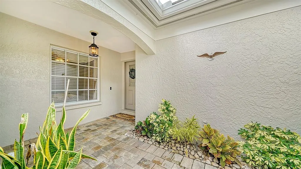 3 bed, 2.0 bath, 1628 sqft, $6,000 — Photo 3