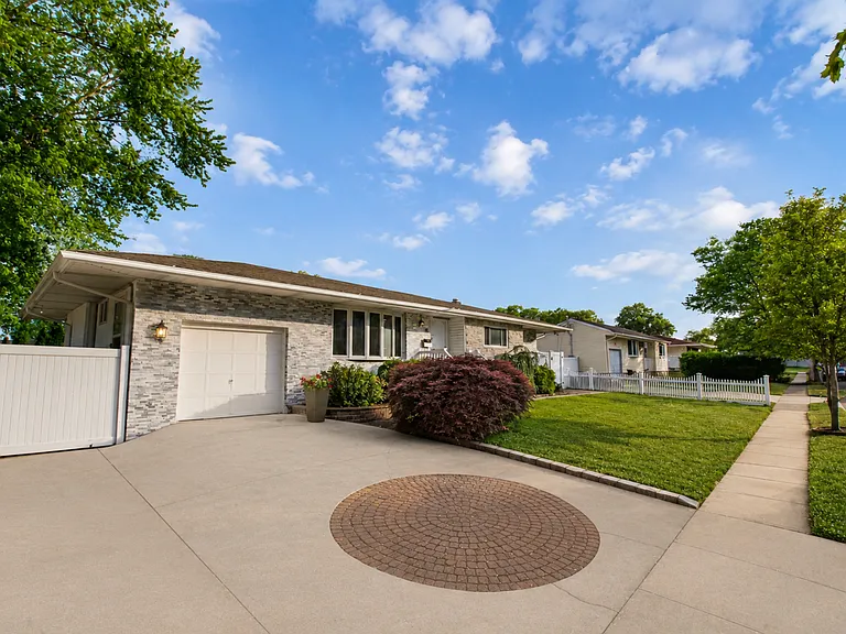 24 Sheldon Pl — Photo 1