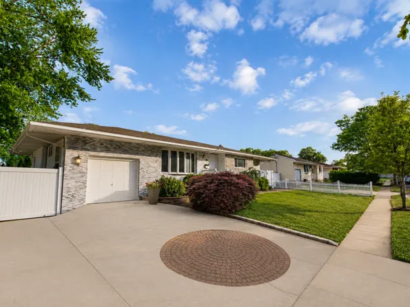 24 Sheldon Pl, Commack, NY 11725