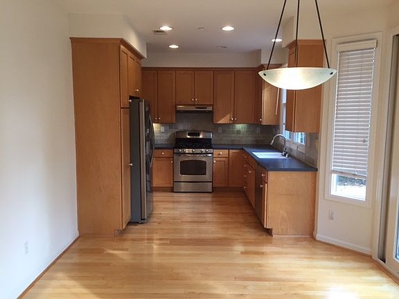 4th image of 545 Barron St