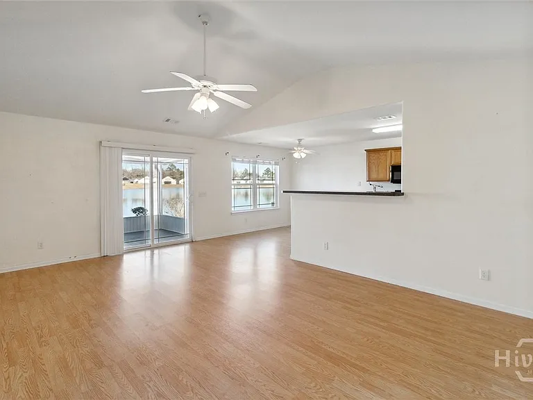 72 Lake Shore Blvd — Photo 4