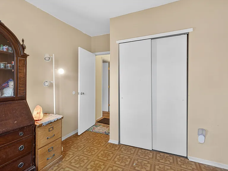 54 Whitman Ct — Photo 2