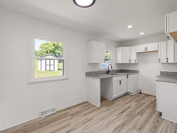 5th image of 612 Dallas St