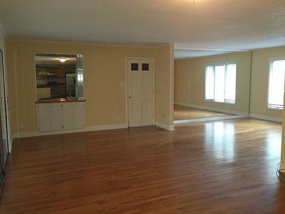 4th image of 303 Wyndwood Dr
