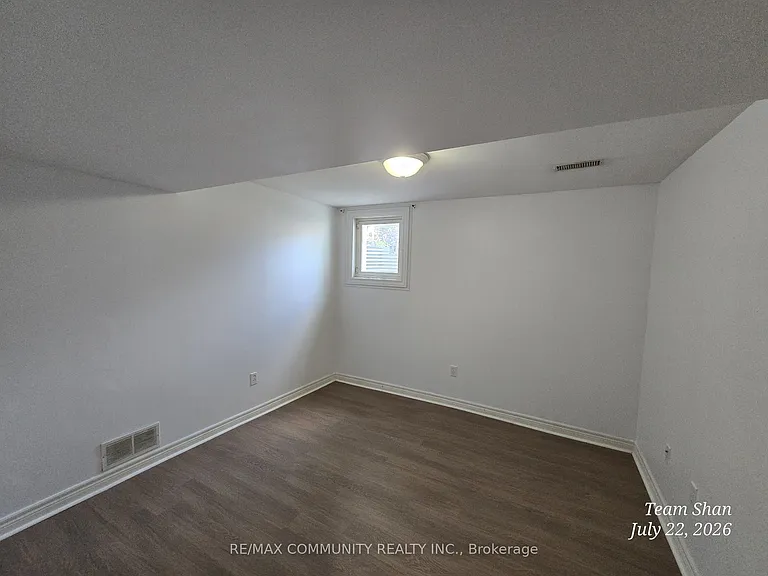 166 Saint Lawrence Dr #BASEMENT — Photo 12