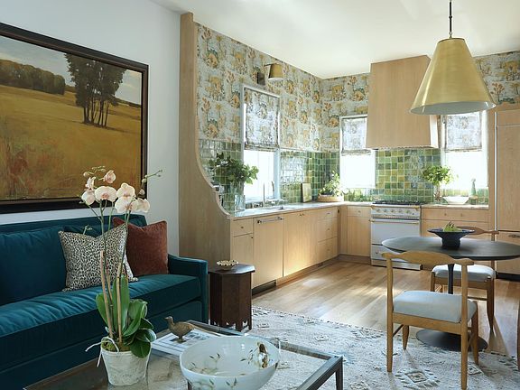 hardwoods and 10' ceilings