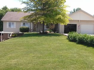 320 N Main St, Owaneco, IL 62555