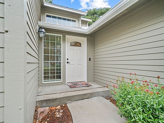 2nd image of 3113 S Falling Brook Ln
