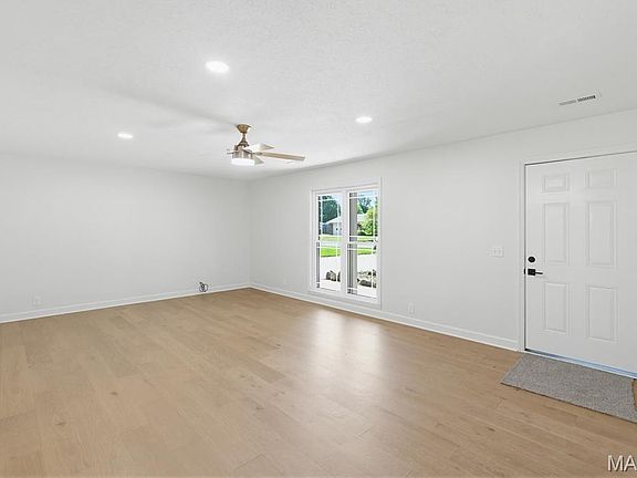 4th image of 126 Bradley Dr