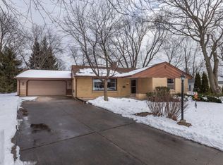 228 E Alta Loma Cir, Thiensville, WI 53092