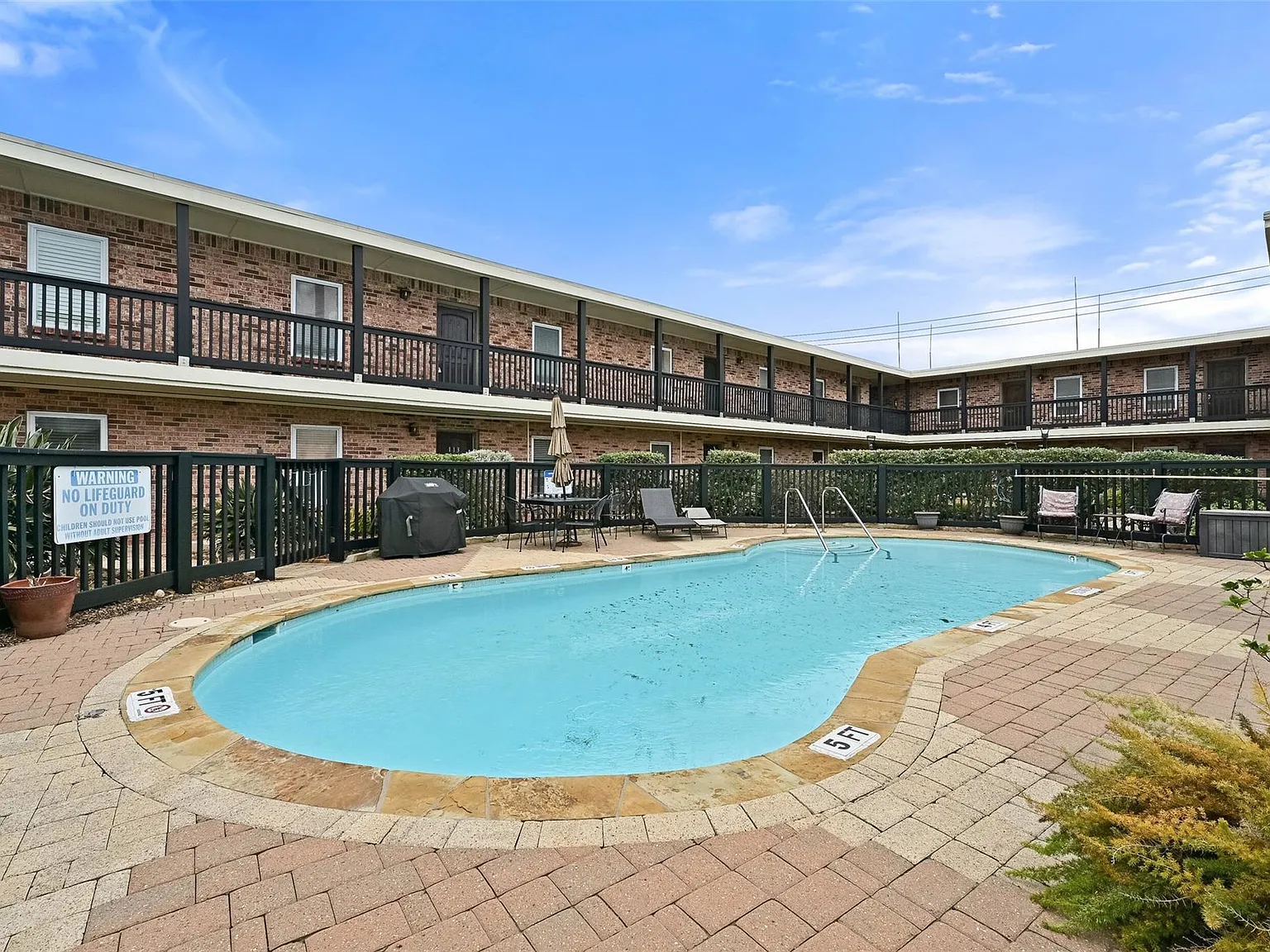 2 bed, 2.0 bath, 993 sqft, $1,900 — Photo 2