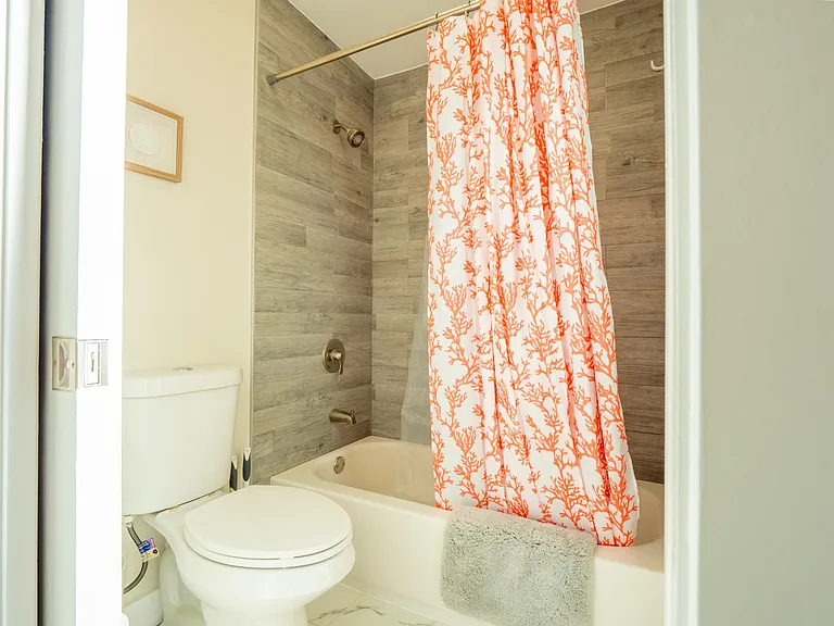 Ensuite bedroom #2 tub/shower.