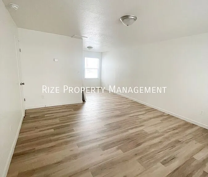 1054 W Goodyear Ave #B — Photo 8