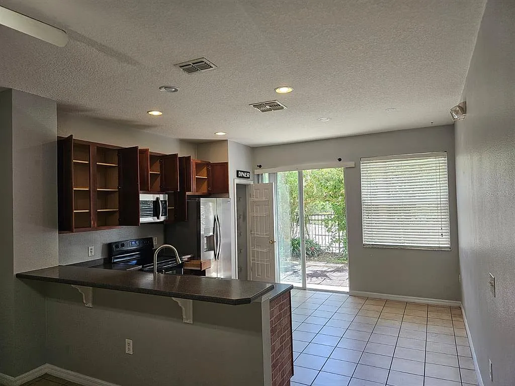 3 bed, 3.0 bath, 1394 sqft, $2,100 — Photo 4