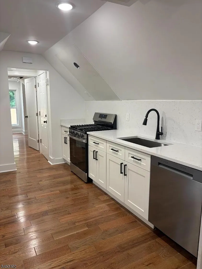 Studio, 1.0 bath, 426 sqft, $1,950 — Photo 3