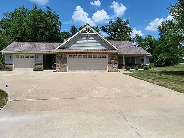 202 Valley Ct, Goodfield, IL 61742