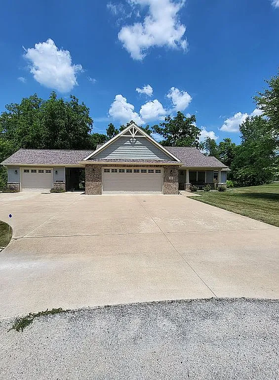 202 Valley Ct photo 1