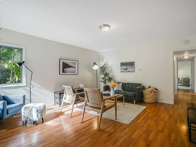 6025 NE Simpson St — Photo 1