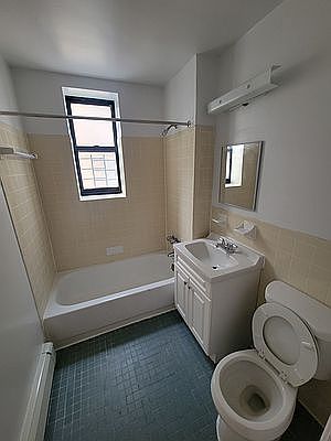 4th image of 1320 Sheridan Ave #4L