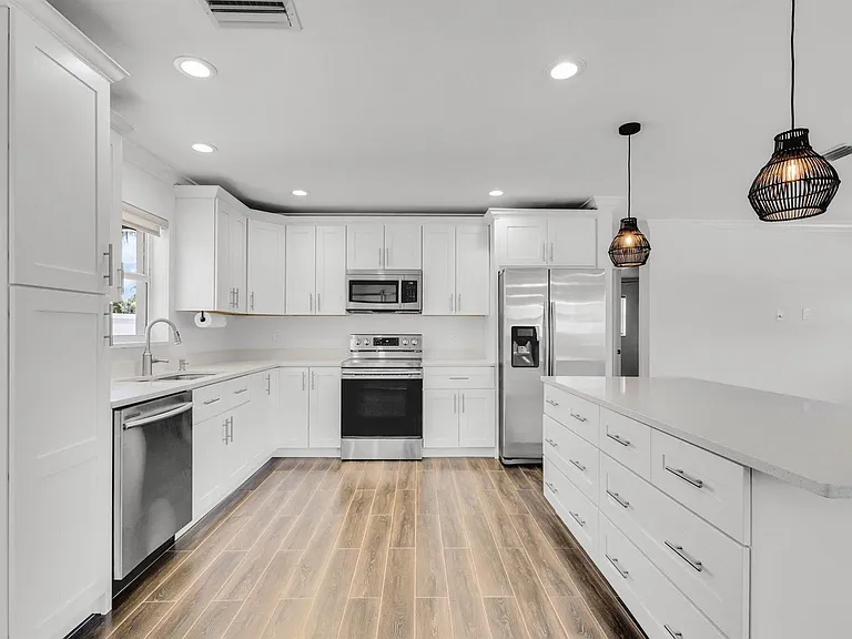 204 W Whitney Dr — Photo 14