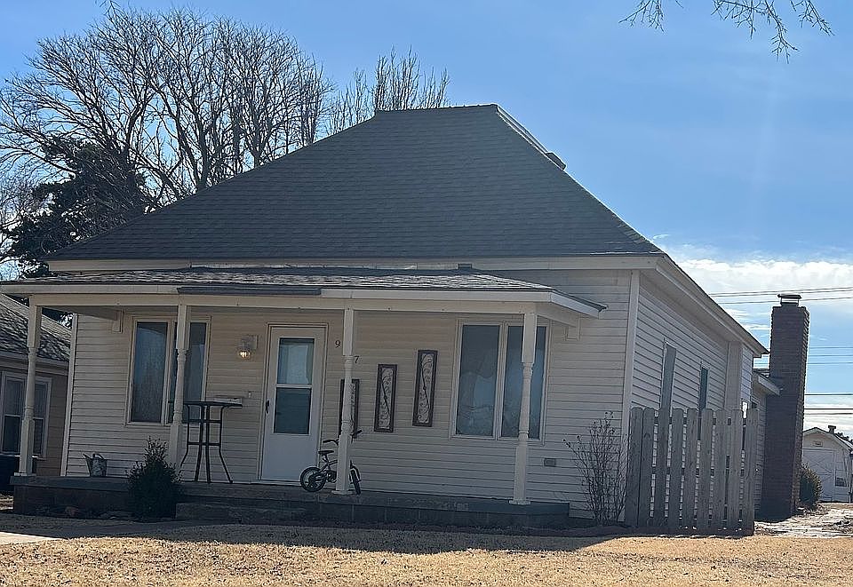 1st image of 927 Maple St