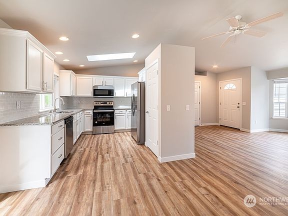 5th image of 1532 Lake Dr