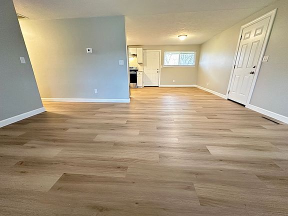 3rd image of 305 Primrose Ln