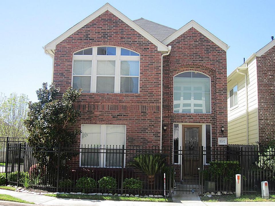 Lovely freestanding home on quiet street with immediate freeway access