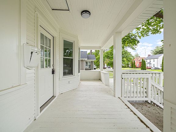 3rd image of 1817 Victoria Ave