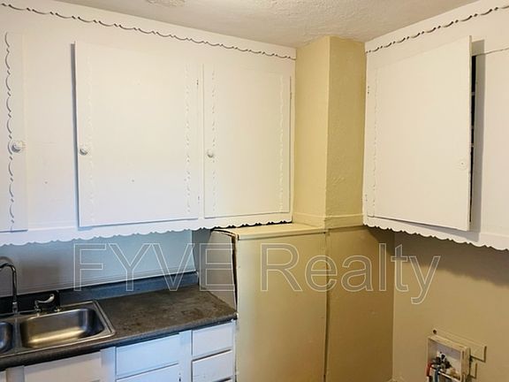 5th image of 2739 E Surrey Dr