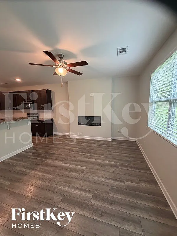 4 bed, 2.5 bath, 2333 sqft, $2,515 — Photo 3