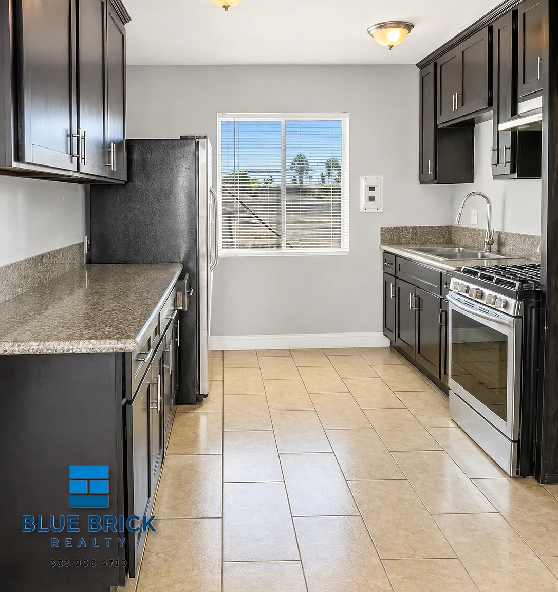Inviting 4-Bedroom with Parking & Full Kitchen Appliances — Photo 2