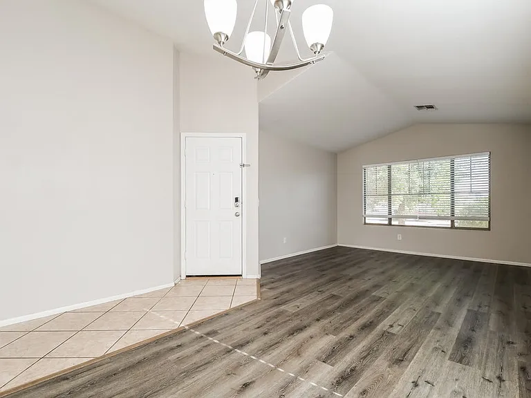 1427 E Vernoa St — Photo 4