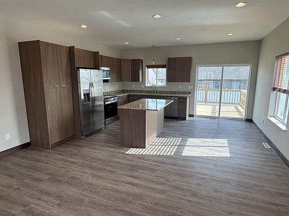 3rd image of 907 Ferguson Dr