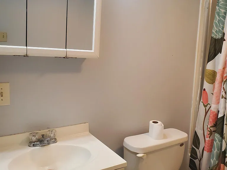 Full bathroom on the 2nd floor.