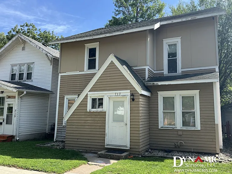 717 W 16th St — Photo 1