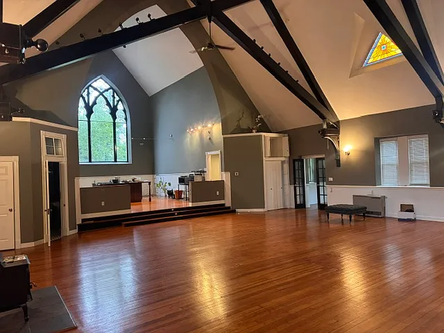 2 bed, 1.0 bath, 2200 sqft, $3,500 — Photo 2