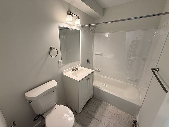 5th image of 5821 Field Pl NE APT 201