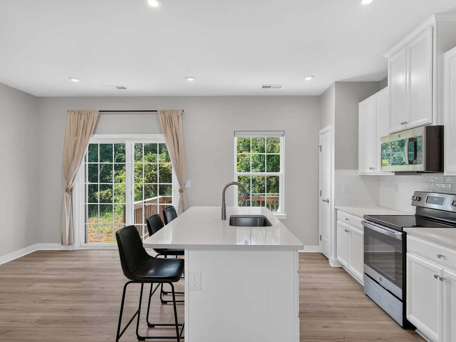 3 bed, 2.5 bath, 1666 sqft, $2,500 — Photo 2