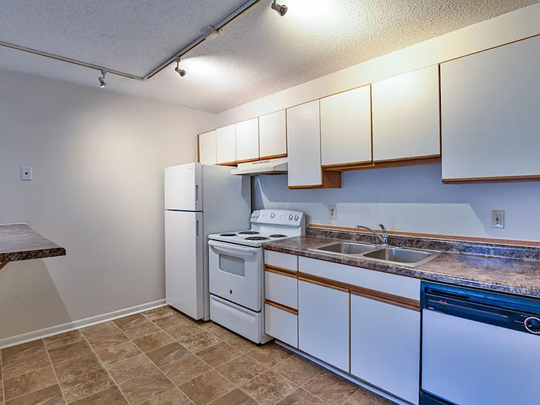The Groves Apartments — Photo 11