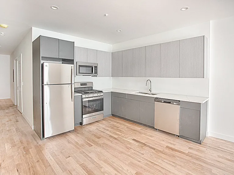 2445 N Lincoln Ave #2R — Photo 2