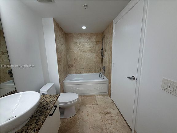 4th image of 41 SE 5th St APT 404