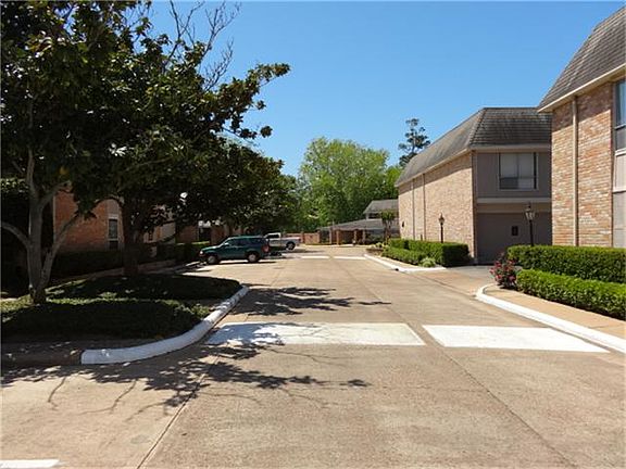 Drive into Deerwood Gardents