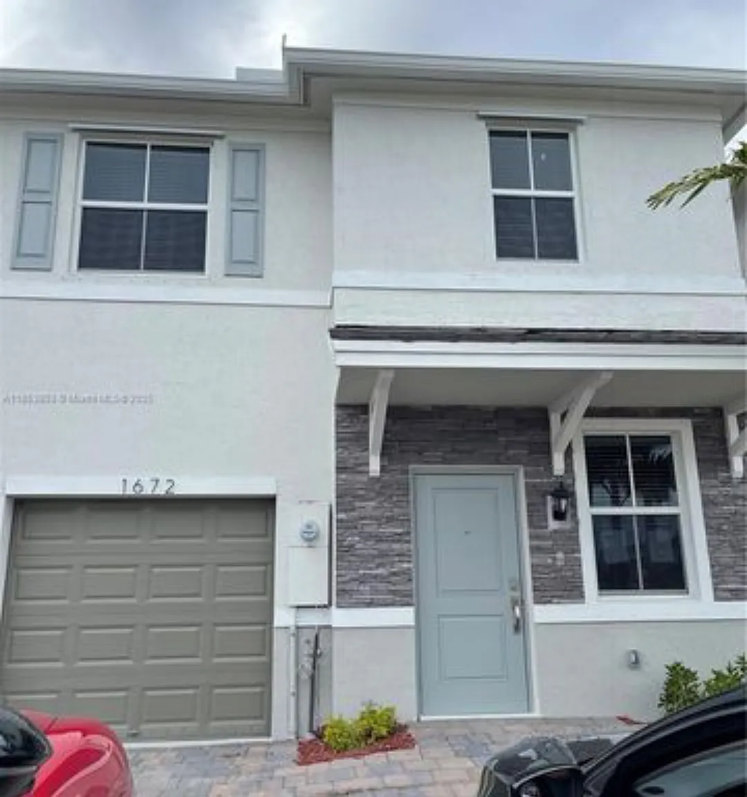4 bed, 2.5 bath, 1826 sqft, $3,200 — Photo 1