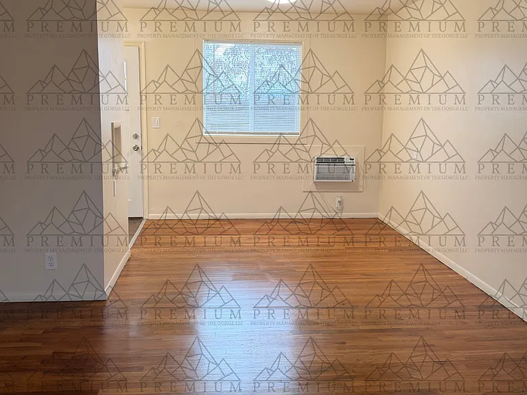 315 W 6th St — Photo 2