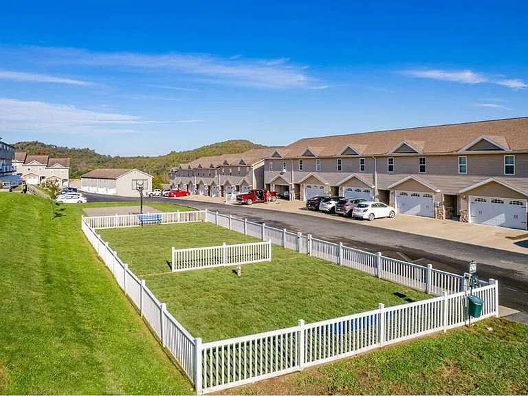 Graycliff Townhomes — Photo 22