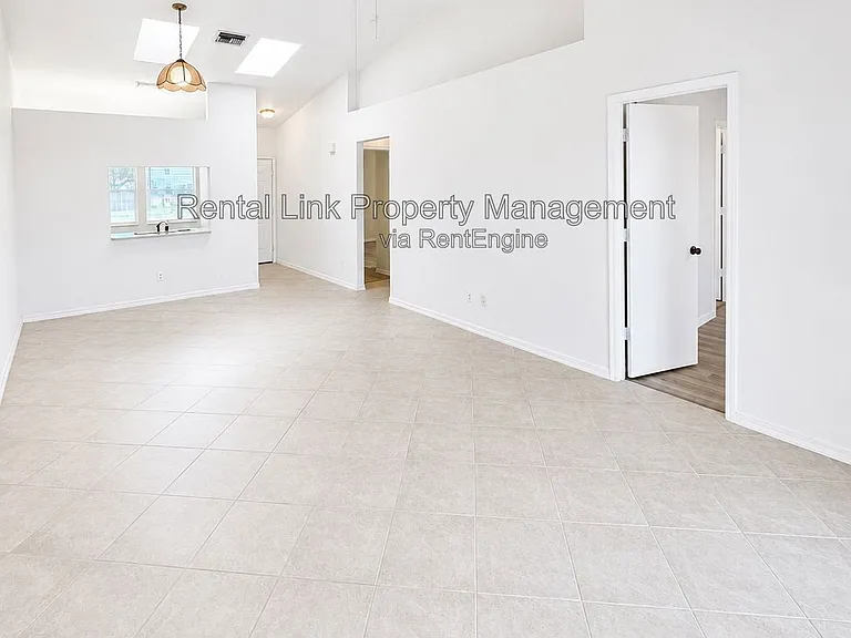 320 SW 3rd Pl #2 — Photo 9