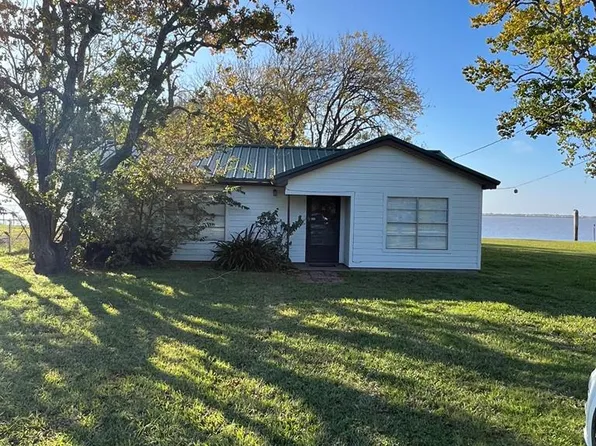 82 Trout St, Palacios, TX 77465