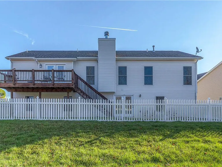 310 Royallsprings Pkwy — Photo 41