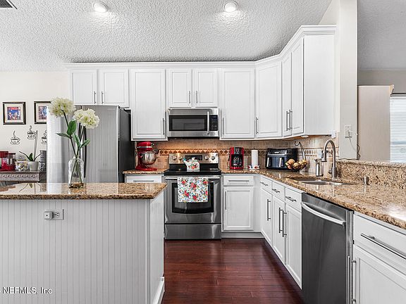5th image of 204 CONNER Court